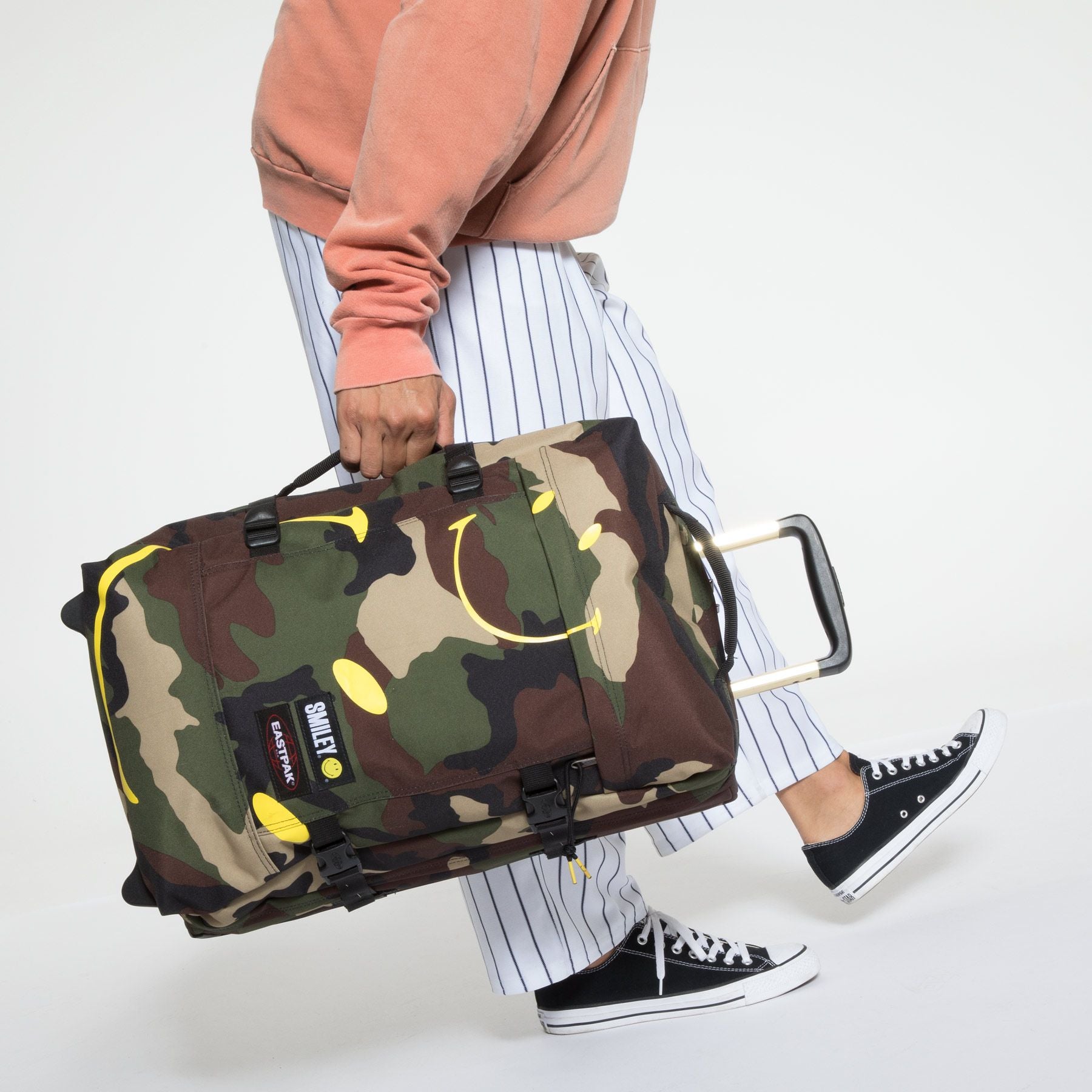 Eastpak Tranverz S Smiley Camo eastpak trolley bagaglio a mano mimetico 2 ruoto con logo smile frontale giallo fluo e maniglia laterale EK61LA93