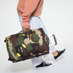 Eastpak Tranverz S Smiley Camo eastpak trolley bagaglio a mano mimetico 2 ruoto con logo smile frontale giallo fluo e maniglia laterale EK61LA93