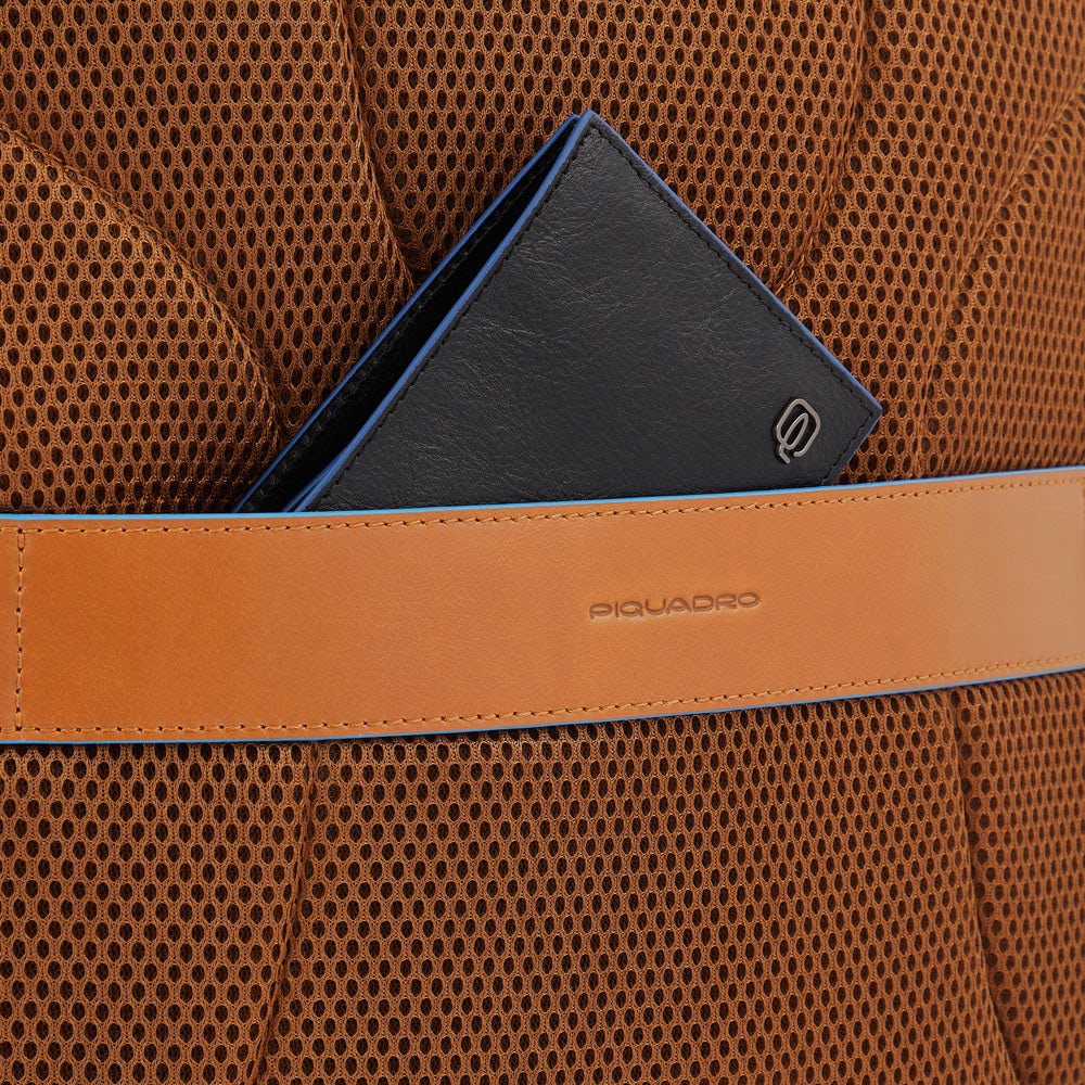 Piquadro CA5381B2V - Zaino Porta Computer Con Porta Bottiglia/Ombrello Sabbia Sahara